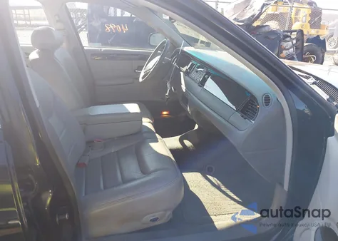 1998 Lincoln Town Car Signature z USA, uszkodzony, nr VIN 1LNFM82W6WY711741